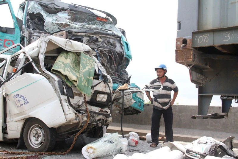 5 xe tông liên hoàn, 1 người chết, cầu Phú Mỹ kẹt cứng ảnh 3 Vụ việc khiến tài xế B. tử vong tại chỗ, mắc kẹt trong cabin.